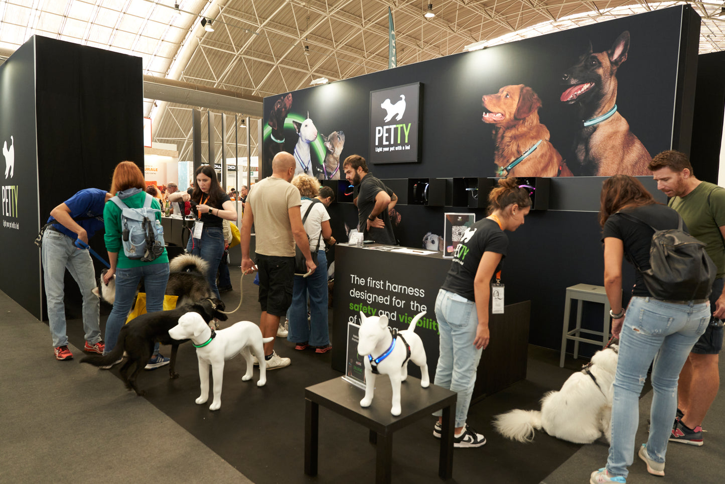 La Fiera di Quattrozampe a Milano 2023: Il Nostro Stand e la Light Experience che ha Sorprendente Tutti